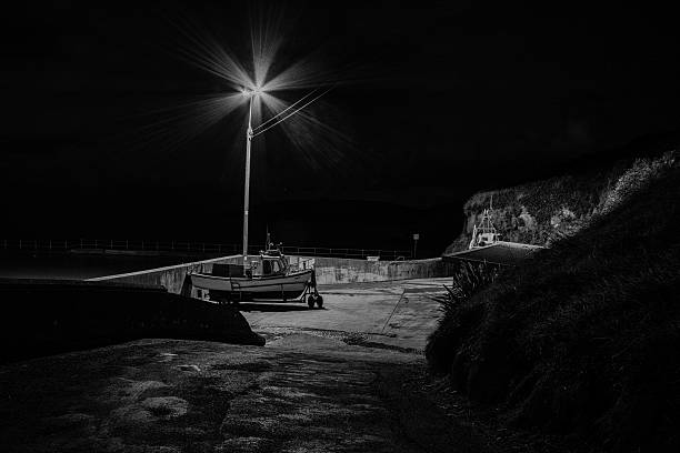 droga do knockadoon harbour - republic of ireland corcaigh night photography zdjęcia i obrazy z banku zdjęć