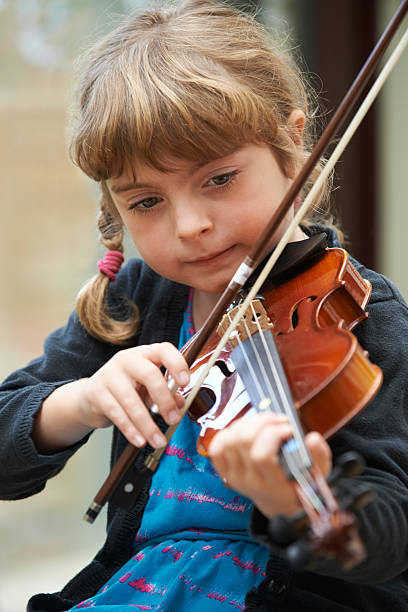 istock Young Girl Learning To Play Violin 530467863