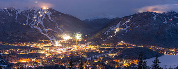 whistler blackcomb al crepuscolo - whistler foto e immagini stock