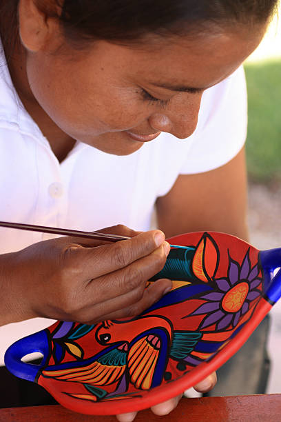 artista y detalle de coloridos cerámica. méxico. - north american tribal culture fotografías e imágenes de stock