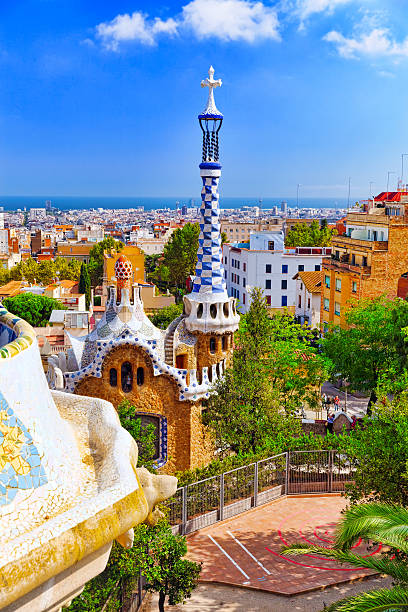 великолепный и удивительные парка guel - barcelona antonio gaudi outdoors vertical стоковые фото и изображения