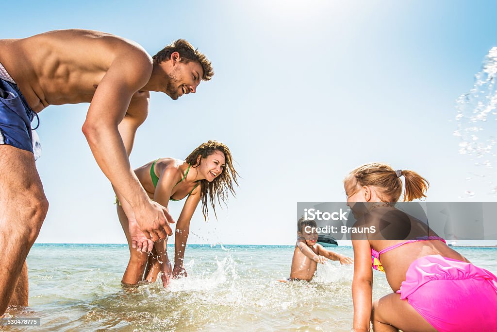 Família se divertindo no mar. - Foto de stock de Adulto royalty-free Família se divertindo no mar. - Foto de stock de Adulto royalty-free