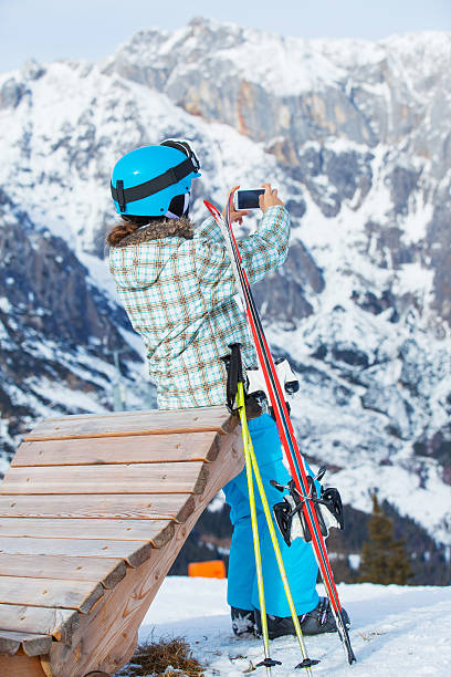 garota tem um divertido de esqui - austria european alps winter outdoors - fotografias e filmes do acervo