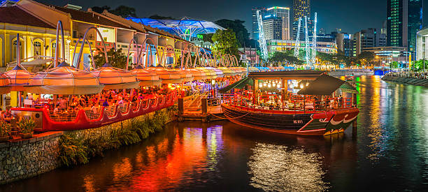 cingapura multidões em restaurantes e bares clarke quay, iluminada à noite - singapore skyline - fotografias e filmes do acervo
