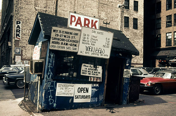 El estacionamiento sin servicio de valet con un viejo en mal estado oficina en Manhattan en 80 - foto de stock