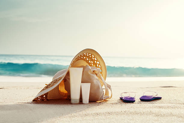 lotion solaire, avec la casquette sac de plage tropicale - spraying beaches summer sunlight photos et images de collection