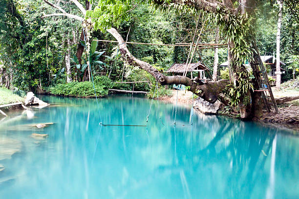 laguna blu in vang vieng, laos - vang vieng foto e immagini stock