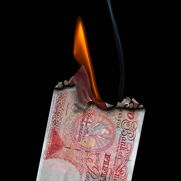 50 libras em conjunto de notas de fogo sobre um fundo preto. - nota de pound britânico imagens e fotografias de stock