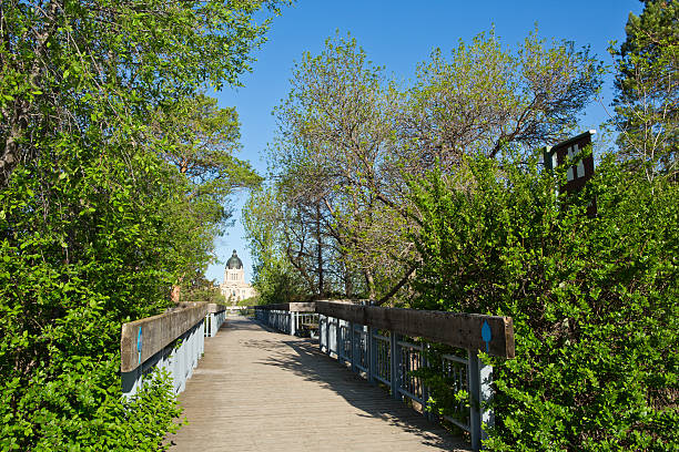 palazzo del parlamento di saskatchewan vista da trafalgar si affacciano sul lago di wascana - saskatchewan regina parliament building wascana lake foto e immagini stock