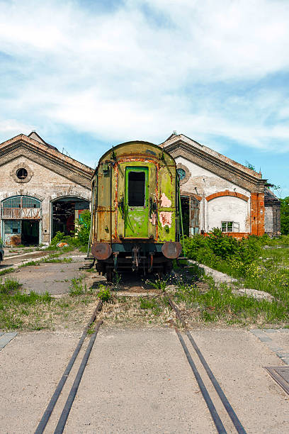 naufragaram trem no velho depot] - sign rusty industry no parking sign imagens e fotografias de stock