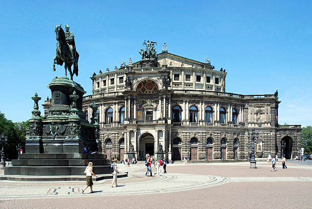 opera house semperoper w dreźnie - opera house semper opera house statue theaterplatz zdjęcia i obrazy z banku zdjęć