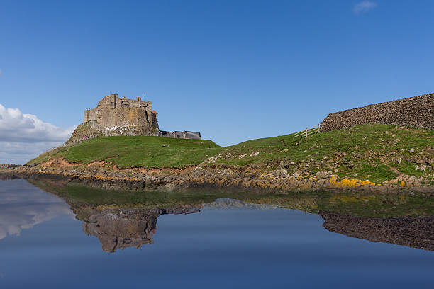 lindisfarne замок - lindisfarne стоковые фото и изображения