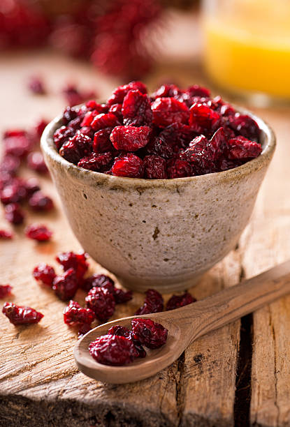 cranberries seca - dried cranberry fotografías e imágenes de stock