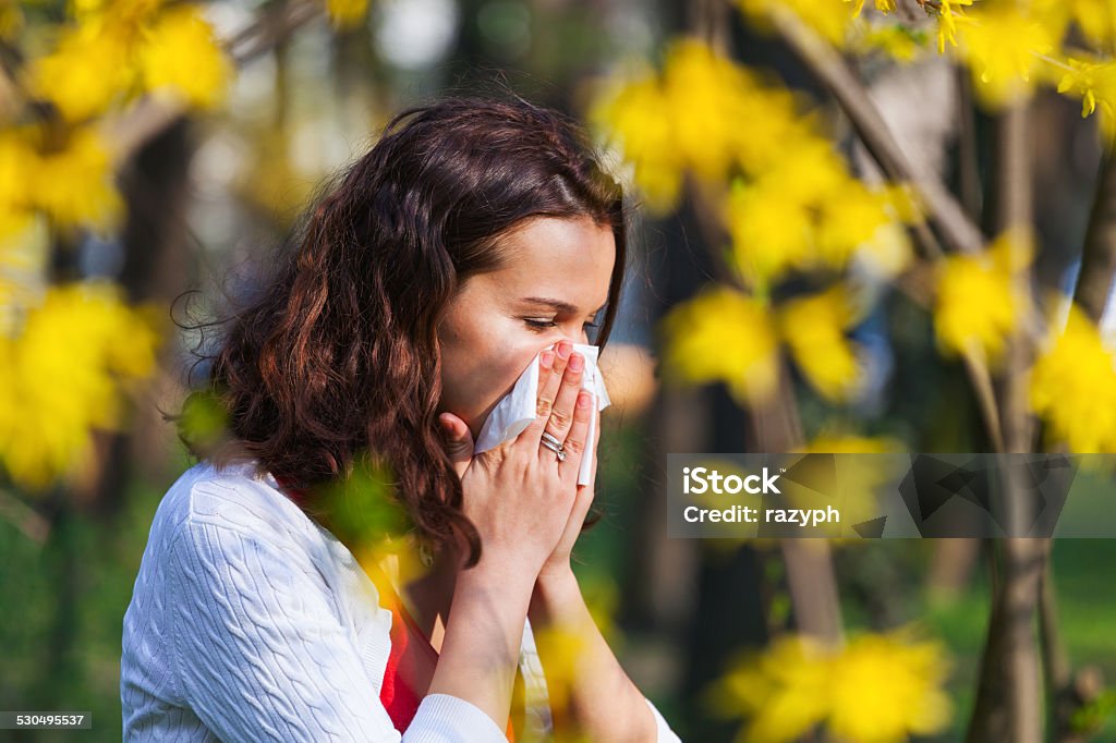 Mujer con resorte de la gripe - Foto de stock de Alergia libre de derechos