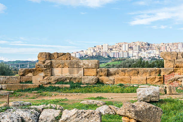 ruines antiques sur la zone archéologique de agrigente. la sicile. l'italie. - hms juno photos et images de collection