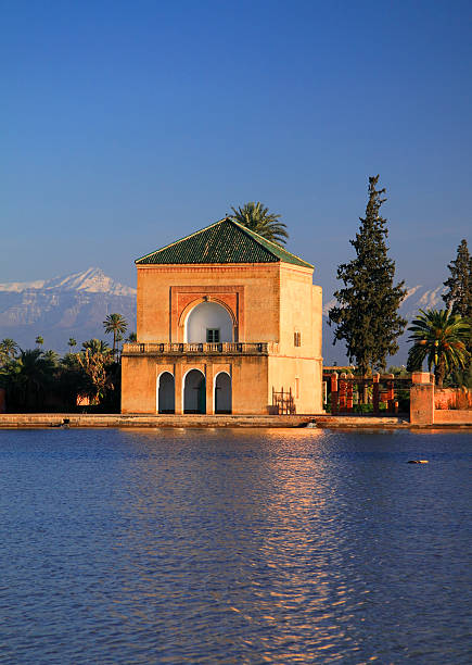 le jardin de la ménara et pavillon, marrakech. - moroccan culture atlas mountains marrakech morocco photos et images de collection