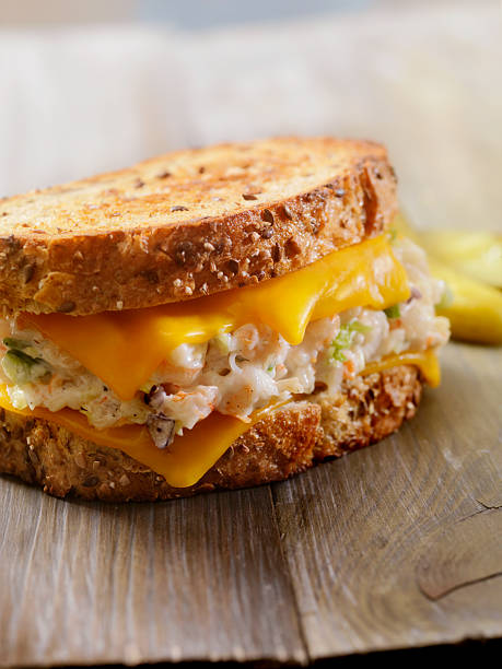 グリルチーズサンドイッチのシーフードサラダ - tuna salad sandwich ストックフォトと画像