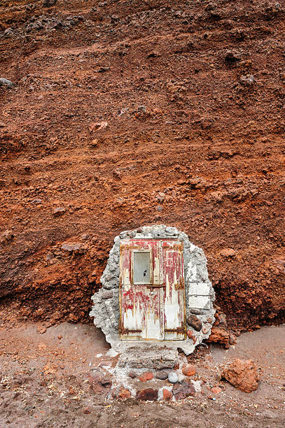 porta in rosso spiaggia di santorini - greece crete beach island foto e immagini stock