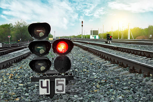 feu de circulation montre rouge signal sur la gare. interdiction de signalisation. - railroad crossing train railroad track road sign photos et images de collection