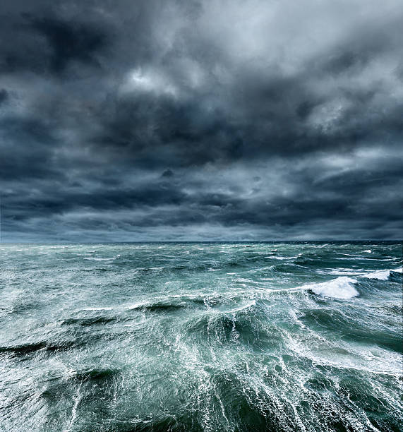 viene tormenta sobre el mar. - storm cloud storm dramatic sky hurricane fotografías e imágenes de stock