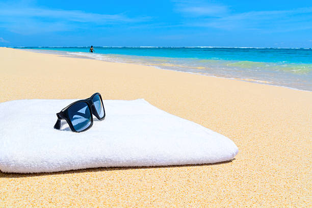 lunettes de soleil sur une serviette à la plage - perfect day photos et images de collection