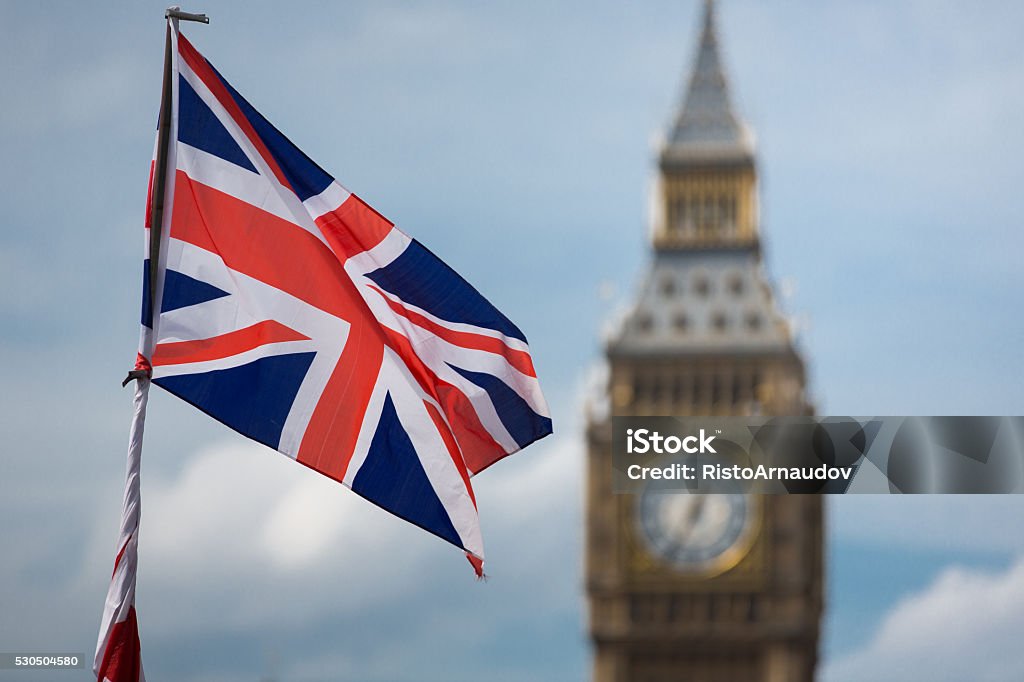 El Big Ben y una bandera Unión Jack - Foto de stock de Reino Unido libre de derechos