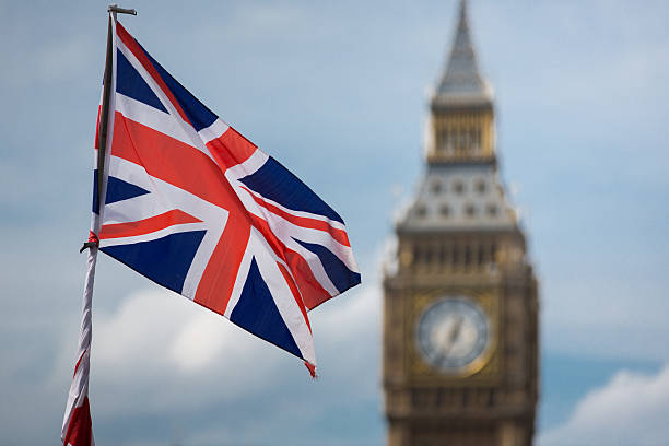 big ben e uma bandeira da união jack - big ben london england uk british culture - fotografias e filmes do acervo