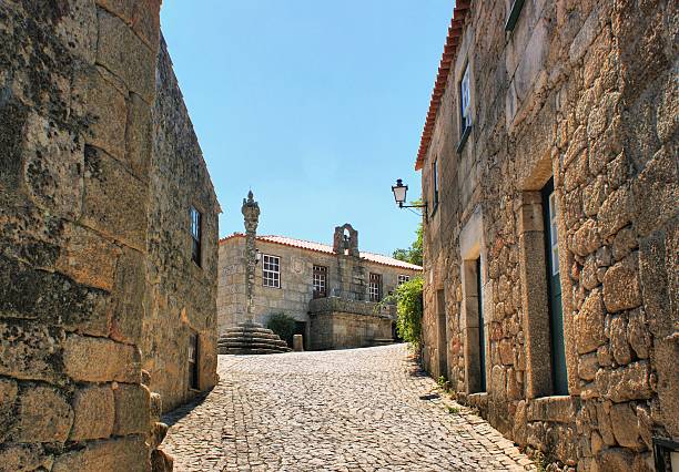 aldeia histórica de sortelha - landmarks roof staircase landscape - fotografias e filmes do acervo