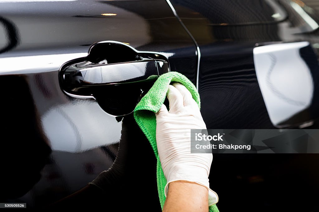 Auto Dettagli serie : Operaio pulizia auto nera - Foto stock royalty-free di Estetica dell'auto