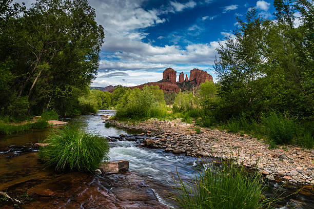 viento, agua, tierra rojo y sedona - montana water landscape nature fotografías e imágenes de stock