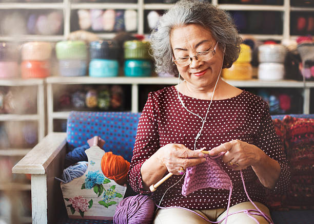 agulha de tricô de malha com fio bordados artesanato echarpe conceito - hobbies - fotografias e filmes do acervo