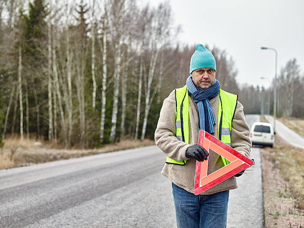 masculino e triângulo de segurança - car winter road reflector snow - fotografias e filmes do acervo