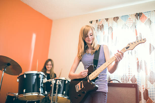 meninas a jogar rock and roll em casa - jam up imagens e fotografias de stock