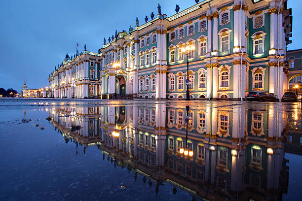 россия, санкт-петербург, эрмитаж зданий, отражение в воде, вечерние. - санкт петербург стоковые фото и изображения