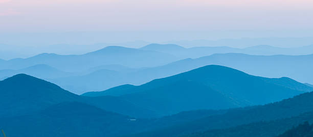 nice pôr do sol com montanhas ou carolina do norte - blue ridge mountains imagens e fotografias de stock