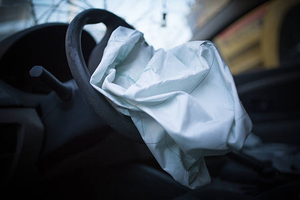 bolsa de aire se despliega en un accidente de coche - airbag fotos fotografías e imágenes de stock