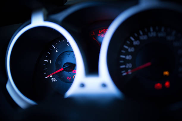 カーダッシュボードの夜の眺め - dashboard speedmeter km speedometer ストックフォトと画像