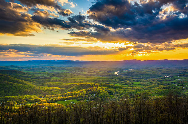 サンセットをシェナンドアヴァレー shenando からの街並みのドライブイン - blue ridge mountains mountain virginia mountain range ストックフォトと画像