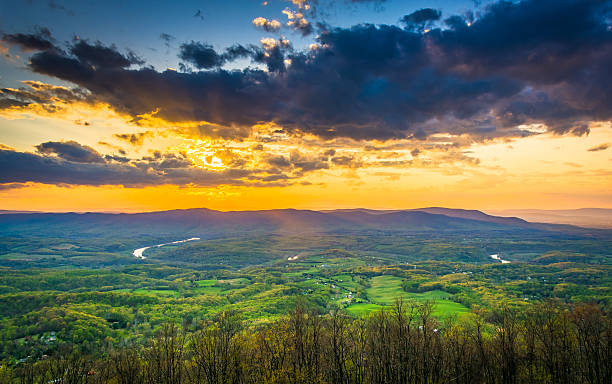 zachód słońca nad doliny shenandoah z droga skyline drive w shenando - shenandoah river valley zdjęcia i obrazy z banku zdjęć