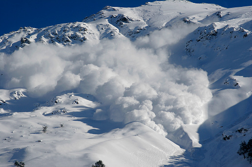 Secar la nieve avalancha con un polvo cloud.Caucasus. photo