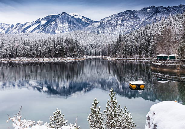 lago eibsee vicino monte zugspitze baviera in inverno - grainau foto e immagini stock