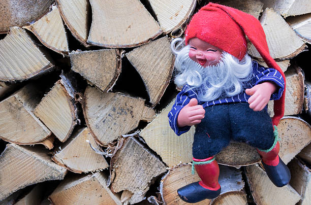 Kleiner Weihnachtsmann Junge mit einem Stapel von Brennholz – Foto