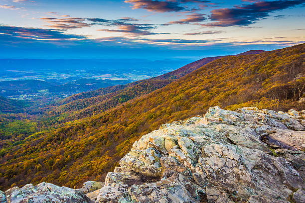istock Autumn view from Crescent Rock, Shenandoah National Park, Virgin 530548311