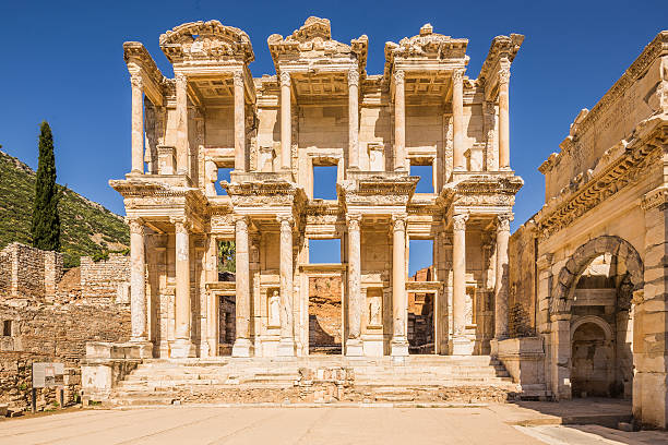 bibliothèque de celsus à éphèse - ephesus photos et images de collection