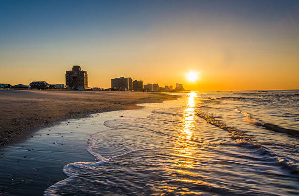 istock Sunrise over the Atlantic Ocean at Ventnor Beach, New Jersey. 530554101