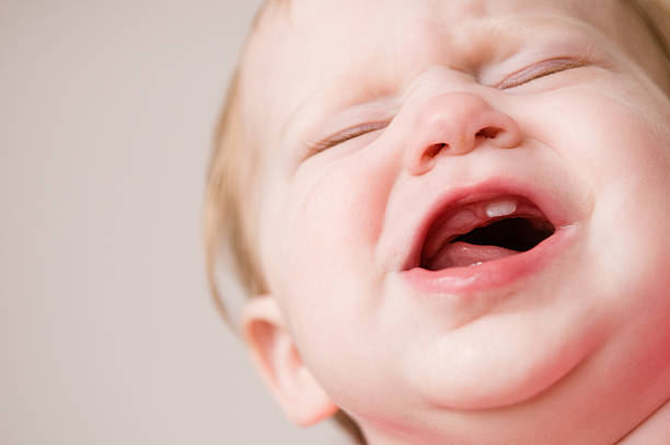 chorando bebê que sofrem de dor de teething - crying grimacing facial expression human face - fotografias e filmes do acervo