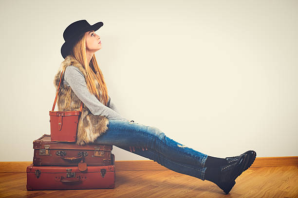 jeune femme rêvant de voyage - suitcase retro revival women old fashioned photos et images de collection