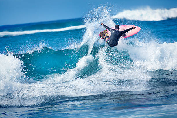 maschio surfista surf le onde dell'oceano pacifico, kauai, hawaii - big wave surfing foto e immagini stock