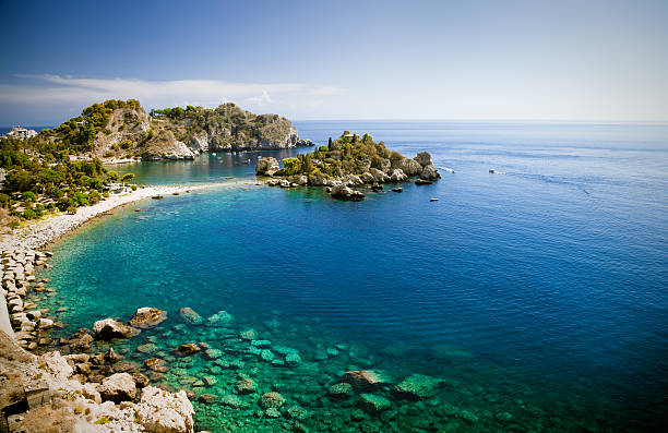 isla bella de taormina, sicilia - sicilia fotografías e imágenes de stock