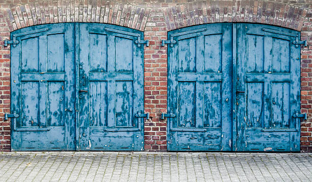 puertas de madera rústica altas - heavy dirty bad condition old fashioned fotografías e imágenes de stock